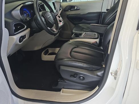 Used 2023 Chrysler Pacifica Touring-L FWD image 7