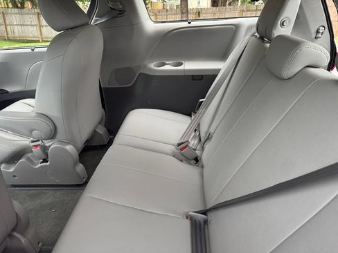 Used 2017 Toyota Sienna XLE Premium AWD/4WD image 18