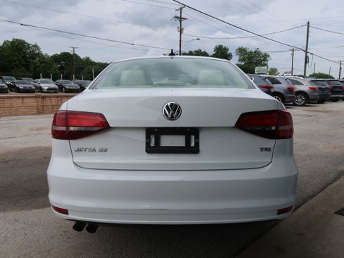 Used 2017 Volkswagen Jetta SE FWD image 10