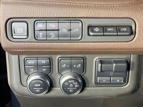 Used 2021 GMC Yukon Denali w/ Denali Premium Package image 15