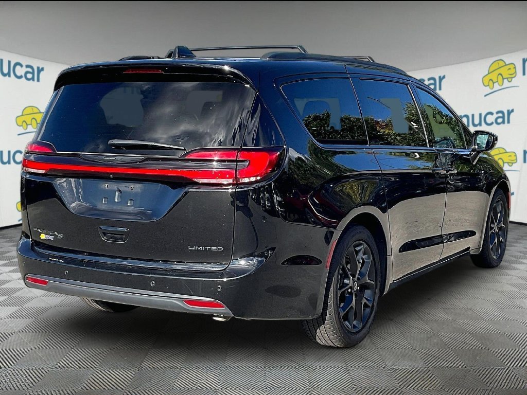 Used 2025 Chrysler Pacifica Limited FWD image 6