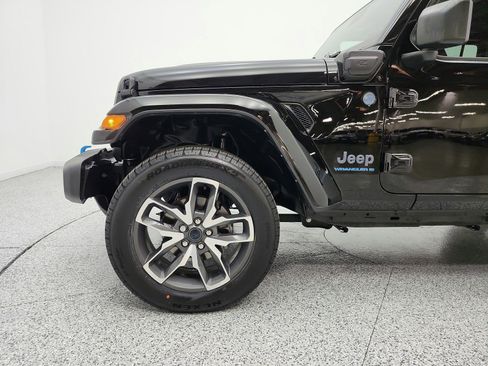 Used 2024 Jeep Wrangler Unlimited w/ Convenience Group AWD/4WD image 21