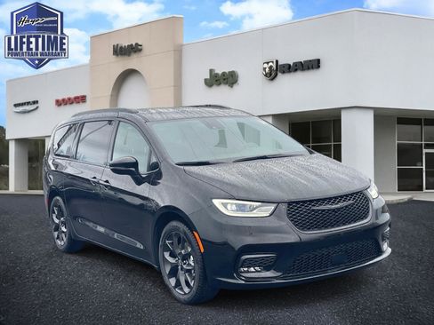 New 2026 Chrysler Pacifica Select image 1