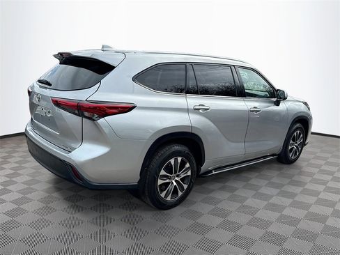 Used 2022 Toyota Highlander XLE image 6