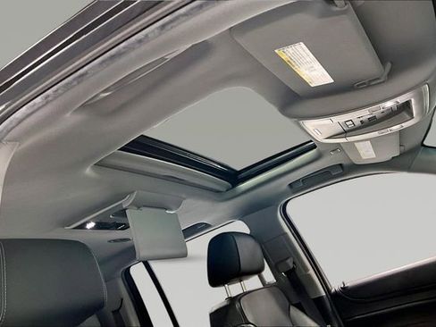 Used 2017 Chevrolet Suburban LT image 4