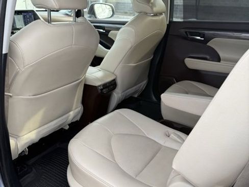 Certified 2021 Toyota Highlander Platinum image 34