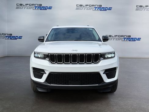 Used 2023 Jeep Grand Cherokee Laredo image 2