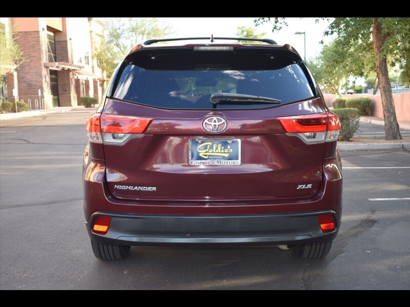 Used 2019 Toyota Highlander XLE FWD image 9