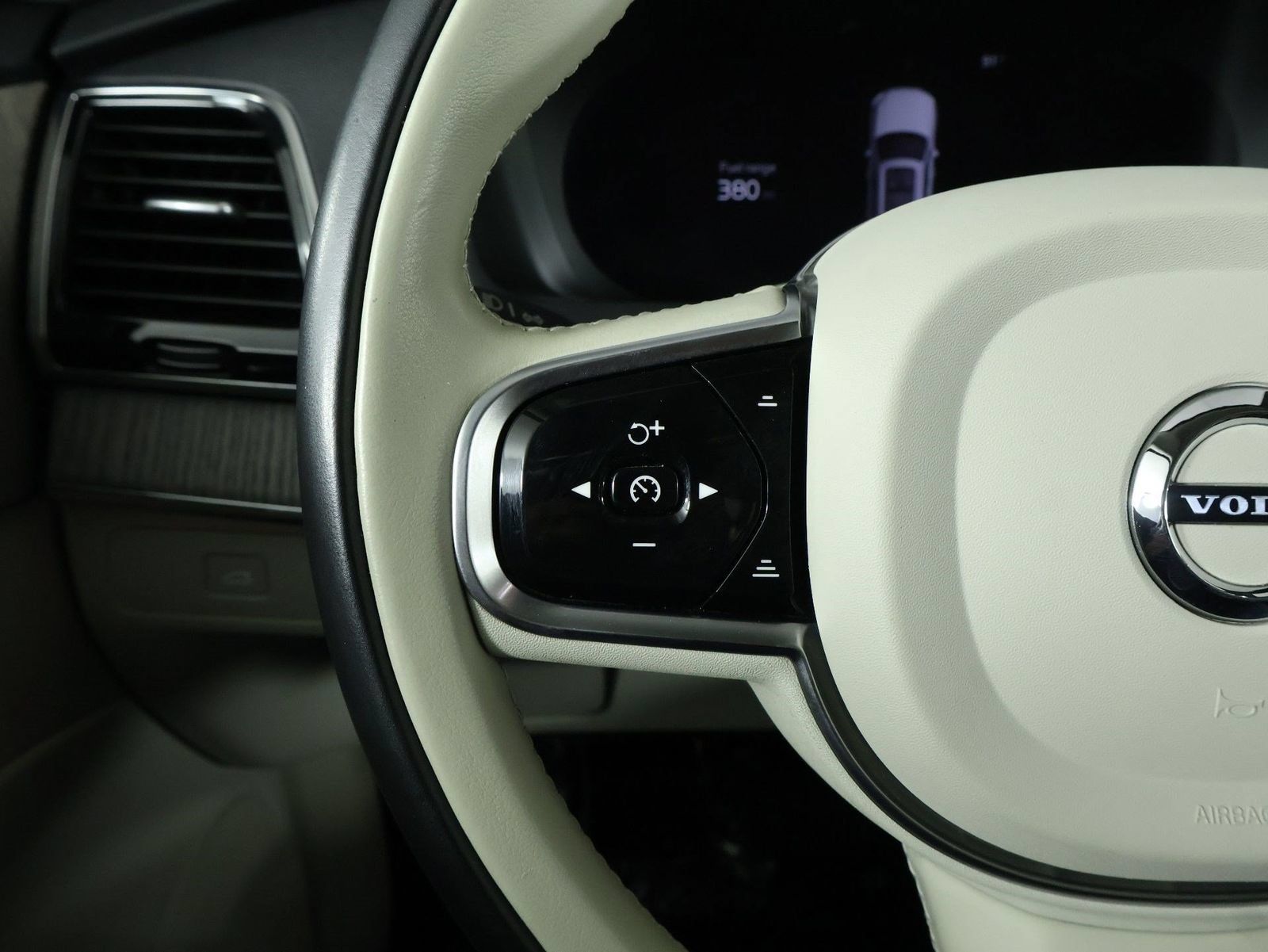 Certified 2023 Volvo XC90 B6 Plus w/ Protection Package Premier AWD/4WD image 10