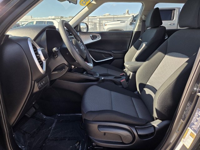 Used 2025 Kia Soul LX w/ LX Technology Package FWD image 14