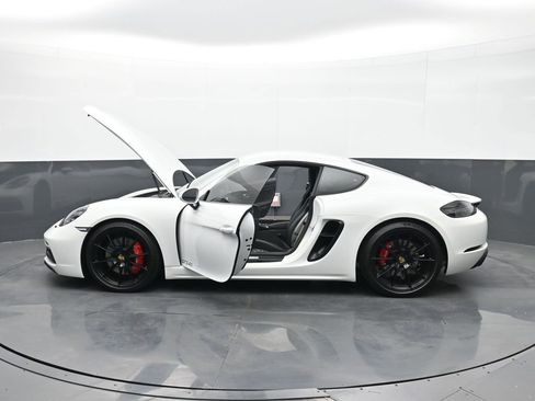Certified 2024 Porsche 718 Cayman GTS RWD image 22