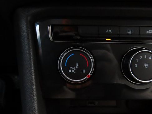 Used 2018 Volkswagen Tiguan S image 27