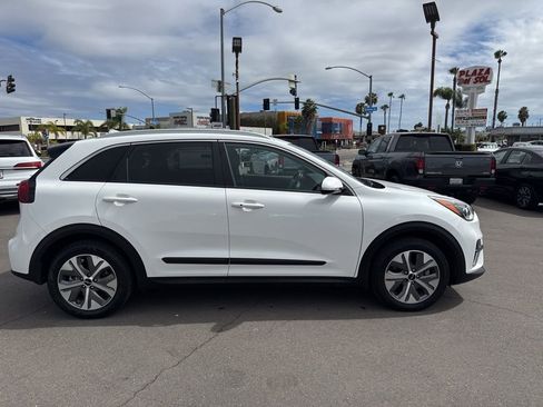 Used 2022 Kia Niro EX FWD image 4
