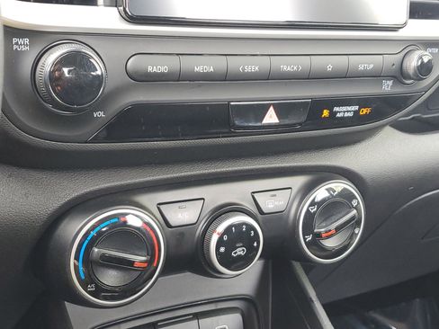 Used 2025 Hyundai Venue SE FWD image 26