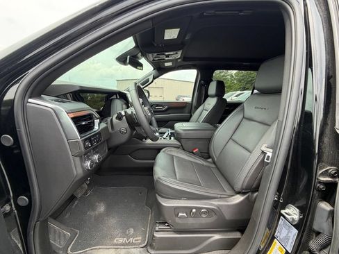 Used 2025 GMC Yukon XL Denali w/ Sun & Power Step Package AWD/4WD image 3