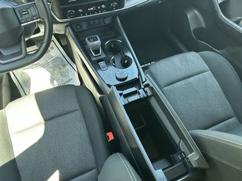 Used 2025 Nissan Rogue SV AWD/4WD image 23