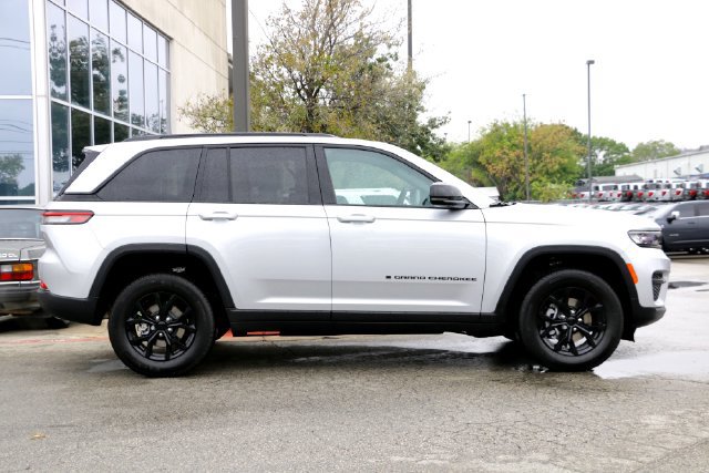 New 2025 Jeep Grand Cherokee Altitude RWD image 4