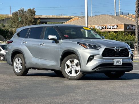 Used 2025 Toyota Highlander LE image 8