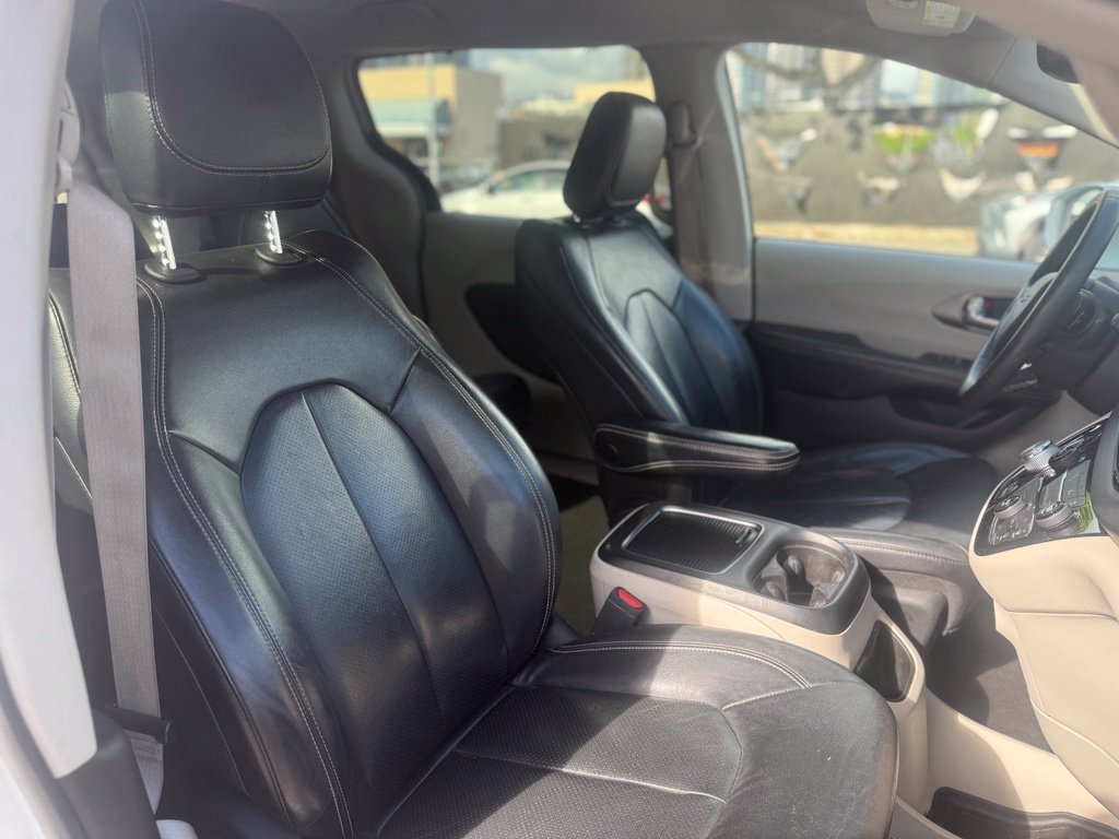 Used 2022 Chrysler Pacifica Touring-L FWD image 11
