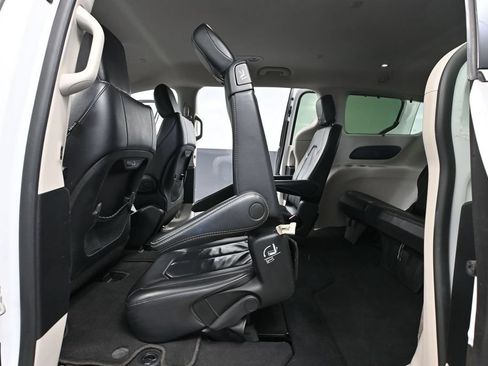 Used 2022 Chrysler Pacifica Touring-L FWD image 39