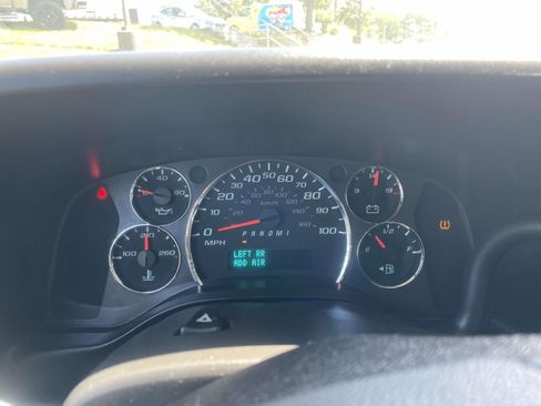 Used 2019 Chevrolet Express 2500 w/ Driver Convenience Package RWD image 17