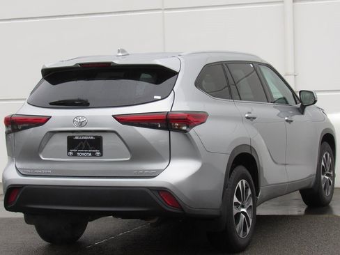 Certified 2022 Toyota Highlander XLE image 6