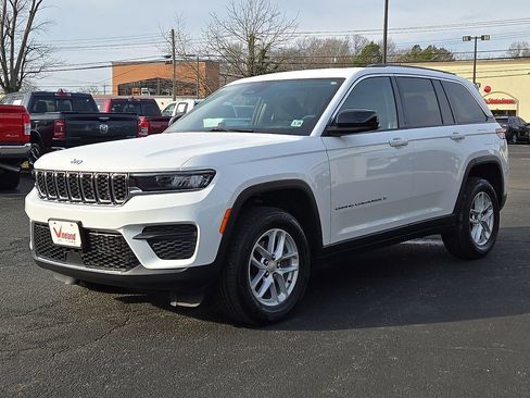 Used 2023 Jeep Grand Cherokee Laredo image 3