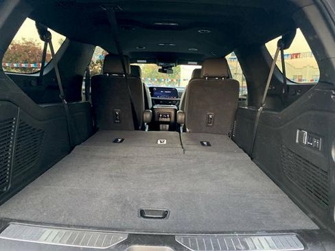 Used 2025 Chevrolet Suburban Premier RWD image 17