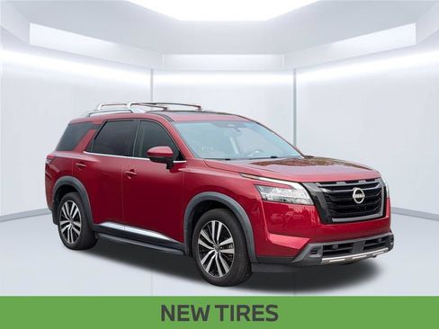 Used 2023 Nissan Pathfinder Platinum w/ Black Appearance Package FWD image 10