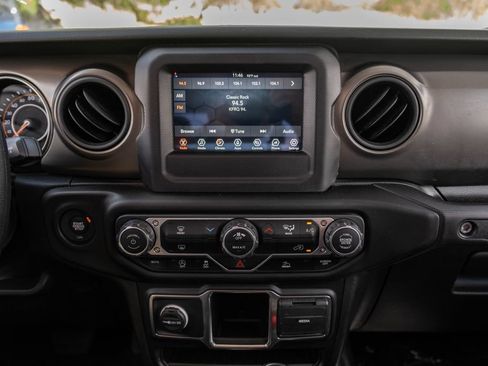 Used 2023 Jeep Gladiator Sport AWD/4WD image 19