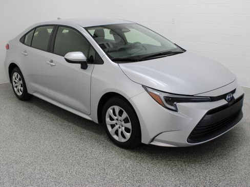 Used 2025 Toyota Corolla LE FWD image 4