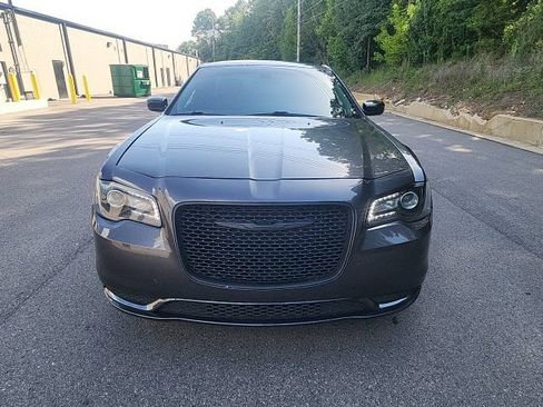 Used 2019 Chrysler 300 Touring w/ Sport Appearance Package RWD image 8