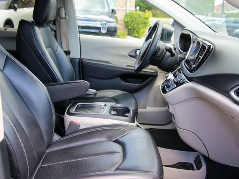 Used 2023 Chrysler Pacifica Touring-L FWD image 17