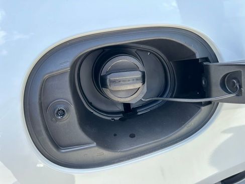 Certified 2025 Porsche Macan image 35