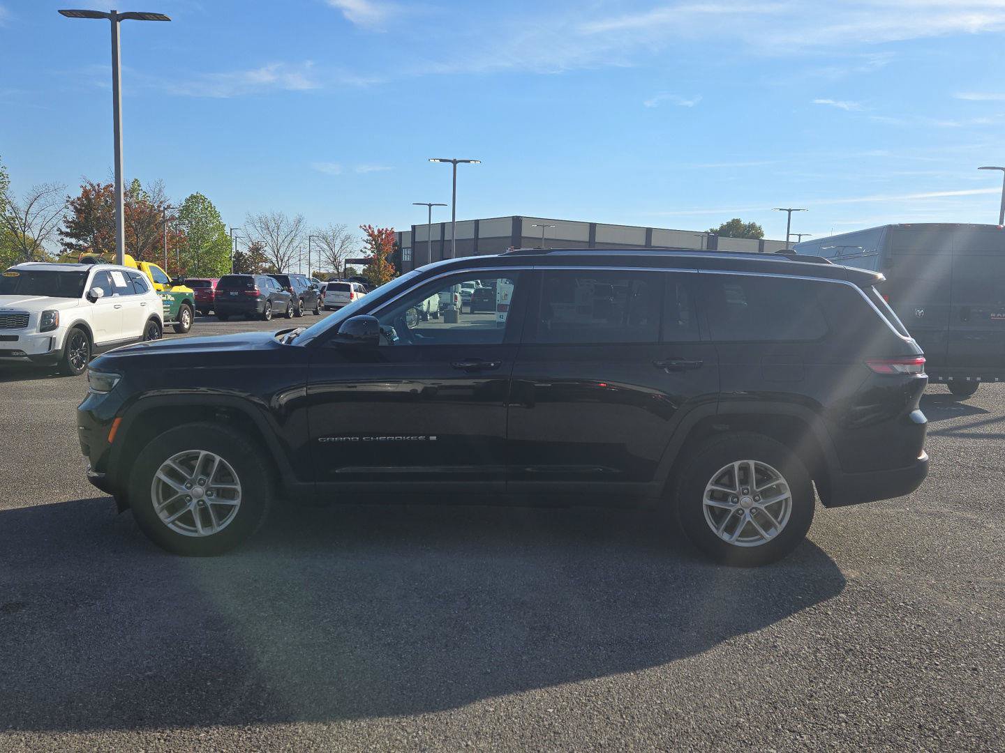 Used 2023 Jeep Grand Cherokee L Laredo w/ Luxury Tech Group I AWD/4WD image 4