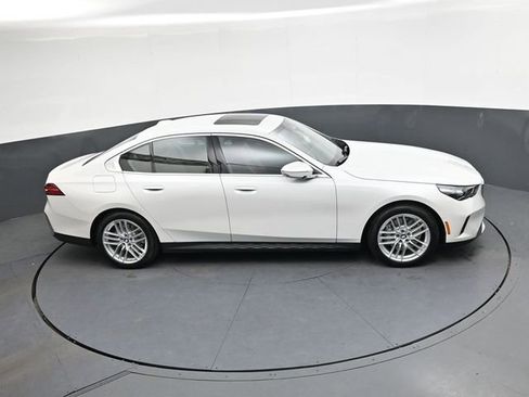 Used 2025 BMW 530i xDrive w/ Premium Package image 19