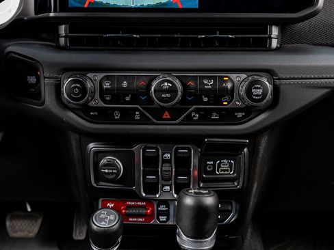 Used 2024 Jeep Wrangler Unlimited Rubicon AWD/4WD image 25