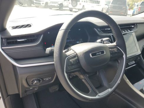 Used 2023 Jeep Grand Cherokee Altitude AWD/4WD image 10