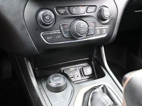 Used 2017 Jeep Cherokee High Altitude AWD/4WD image 41
