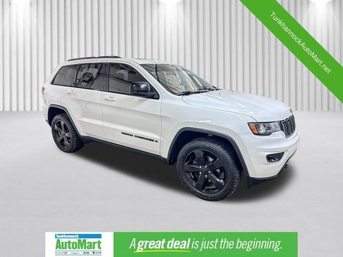 Used 2019 Jeep Grand Cherokee Laredo image 1