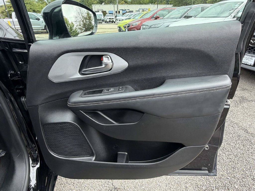 Used 2025 Chrysler Pacifica Limited FWD image 8