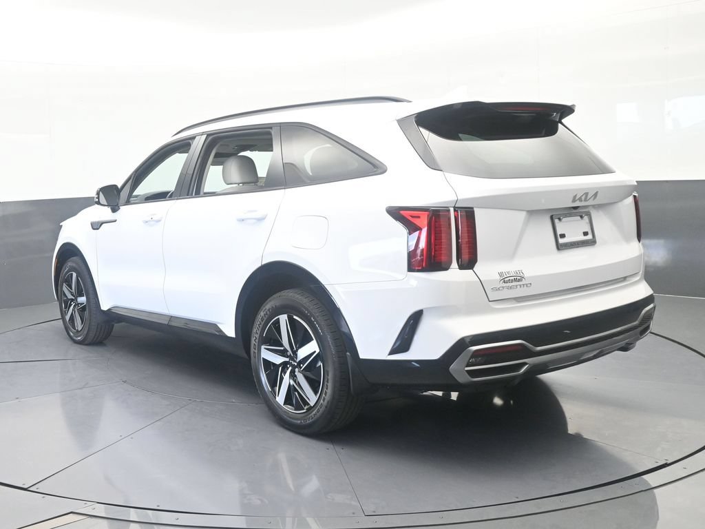 Used 2023 Kia Sorento S w/ Panoramic Sunroof Package FWD image 4