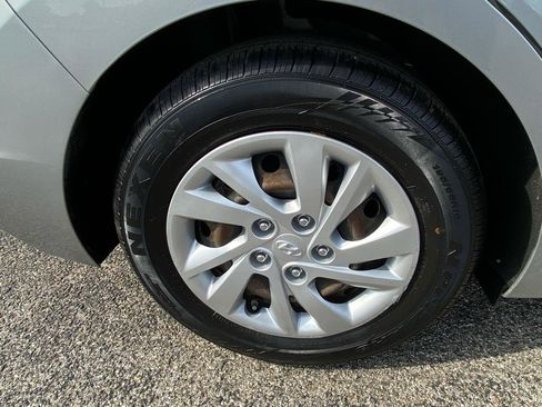 Used 2020 Hyundai Elantra SE FWD image 48