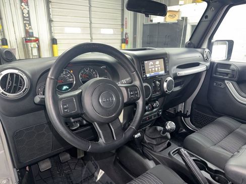 Used 2012 Jeep Wrangler Unlimited Sahara image 38