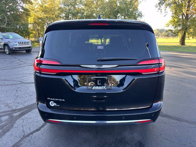 Used 2024 Chrysler Pacifica Touring-L FWD image 4