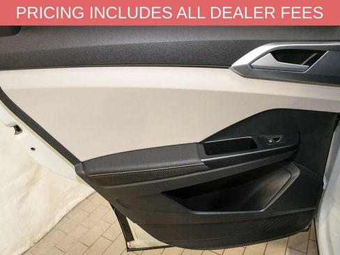 Used 2025 Volkswagen Taos SE AWD/4WD image 9