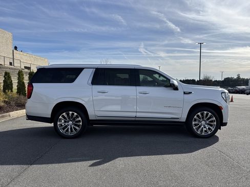 Used 2021 GMC Yukon XL Denali w/ Denali Premium Package image 11