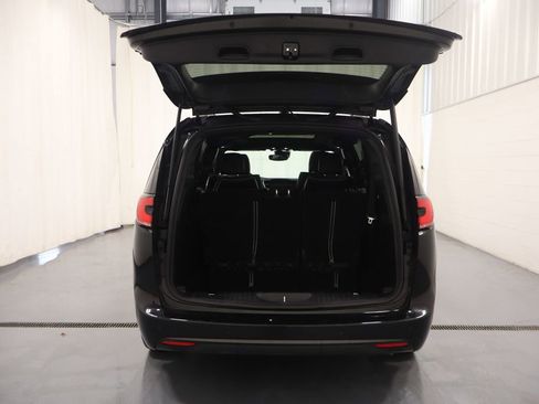 Used 2025 Chrysler Pacifica Limited image 18