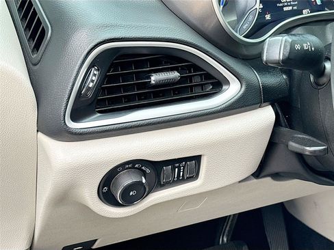 Used 2023 Chrysler Pacifica Touring-L FWD image 10