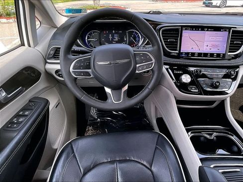 Used 2022 Chrysler Pacifica Limited FWD image 17